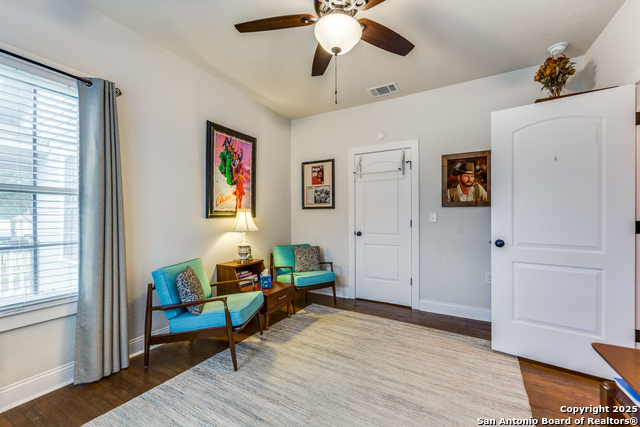 Listing photo id 10 for 2045 Mistletoe Ave W