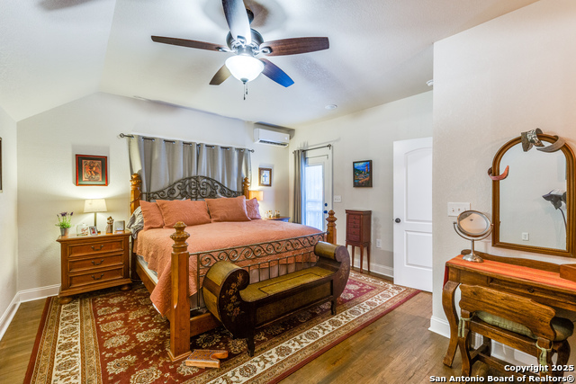 Listing photo id 12 for 2045 Mistletoe Ave W