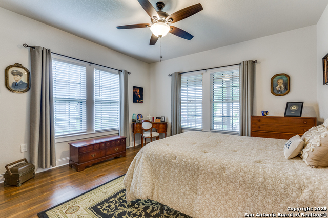 Listing photo id 14 for 2045 Mistletoe Ave W