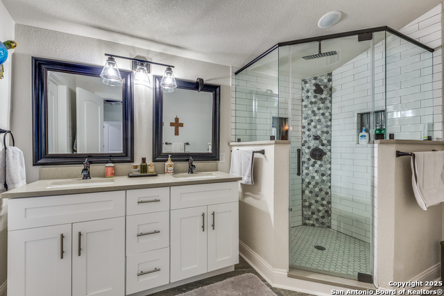 Listing photo id 15 for 2045 Mistletoe Ave W