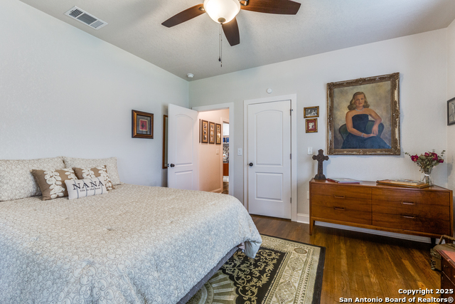 Listing photo id 16 for 2045 Mistletoe Ave W