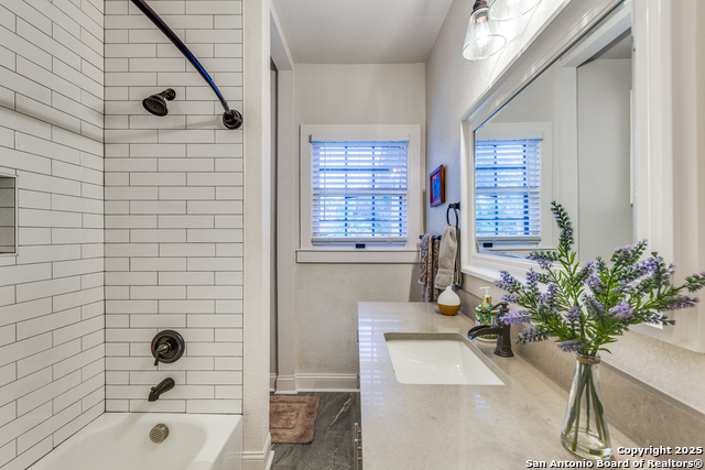 Listing photo id 17 for 2045 Mistletoe Ave W