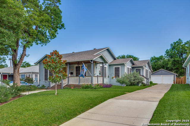 Listing photo id 0 for 2045 Mistletoe Ave W