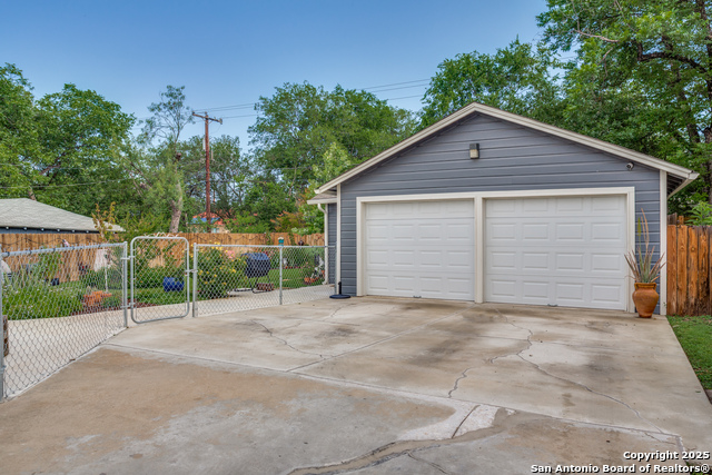 Listing photo id 19 for 2045 Mistletoe Ave W