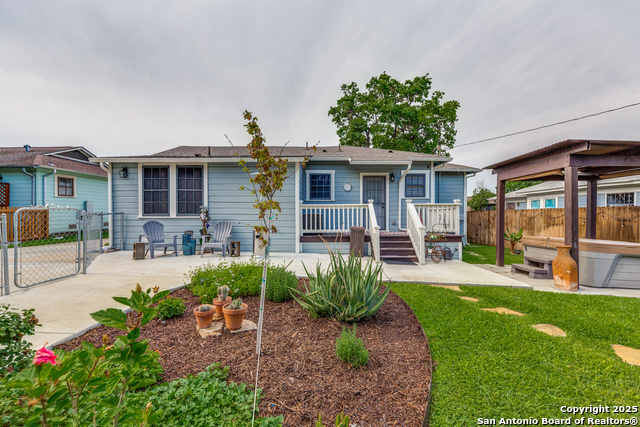 Listing photo id 22 for 2045 Mistletoe Ave W