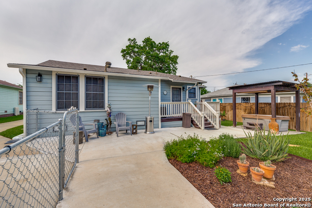Listing photo id 23 for 2045 Mistletoe Ave W