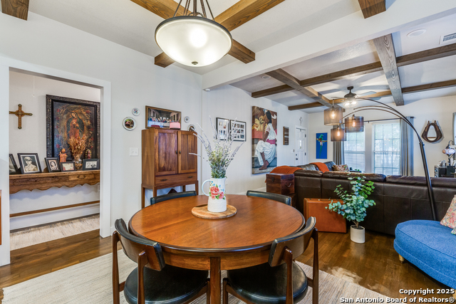 Listing photo id 5 for 2045 Mistletoe Ave W