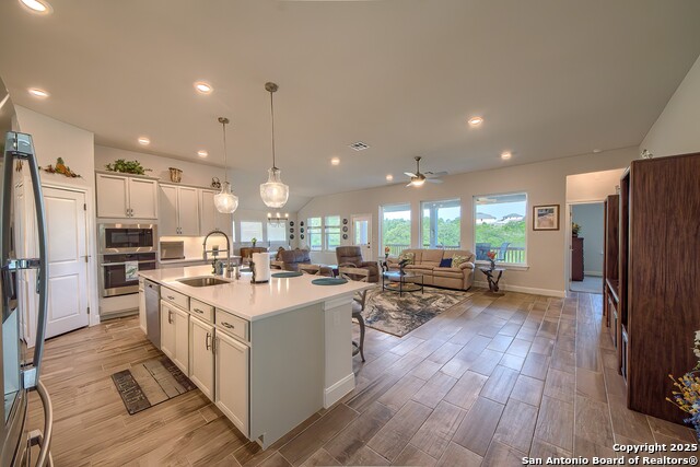 Listing photo id 3 for 14815 Highdere