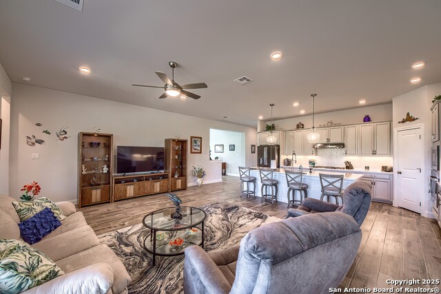 Listing photo id 5 for 14815 Highdere