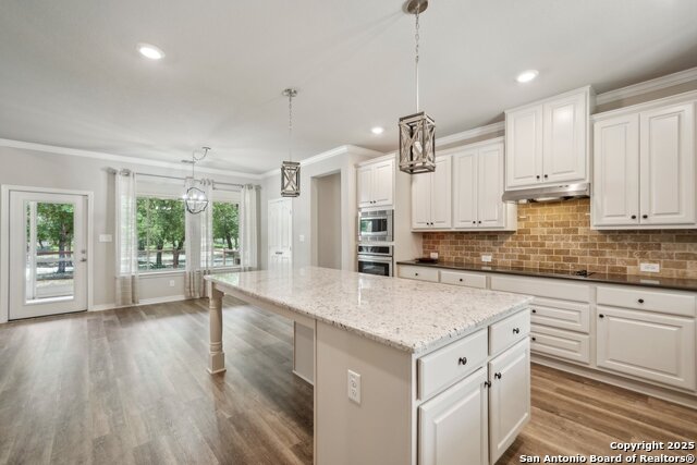 Listing photo id 11 for 4049 Hickory Forrest