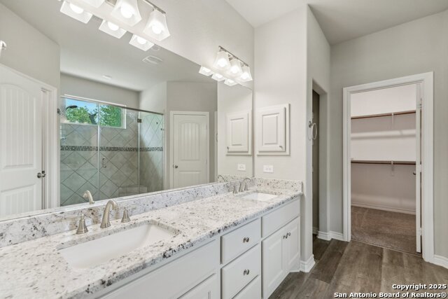 Listing photo id 17 for 4049 Hickory Forrest