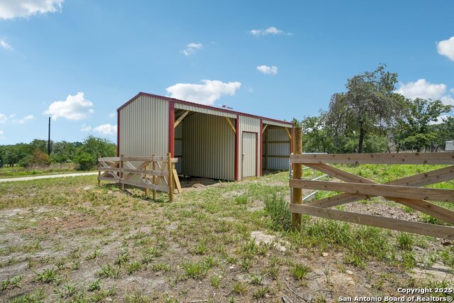 Listing photo id 36 for 4049 Hickory Forrest