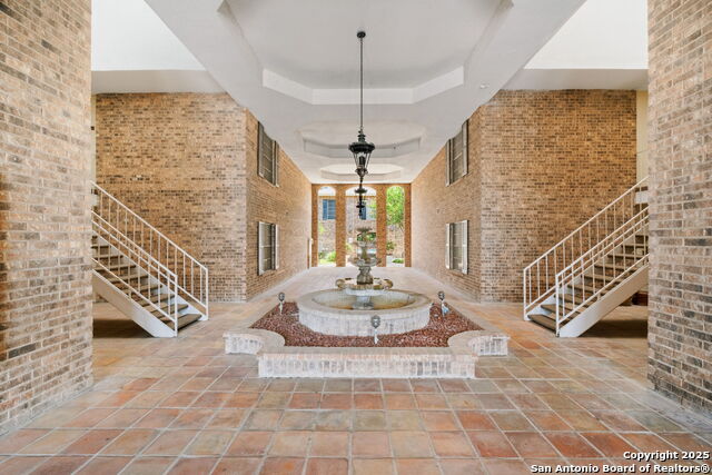 Listing photo id 0 for 1819 Babcock Rd 306