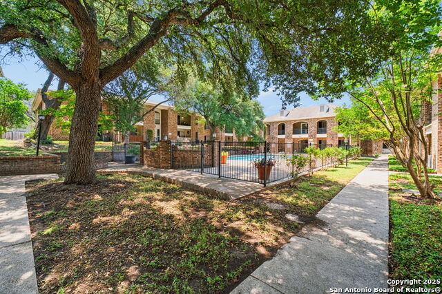 Listing photo id 20 for 1819 Babcock Rd 306