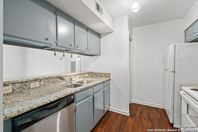 Listing photo id 7 for 1819 Babcock Rd 306
