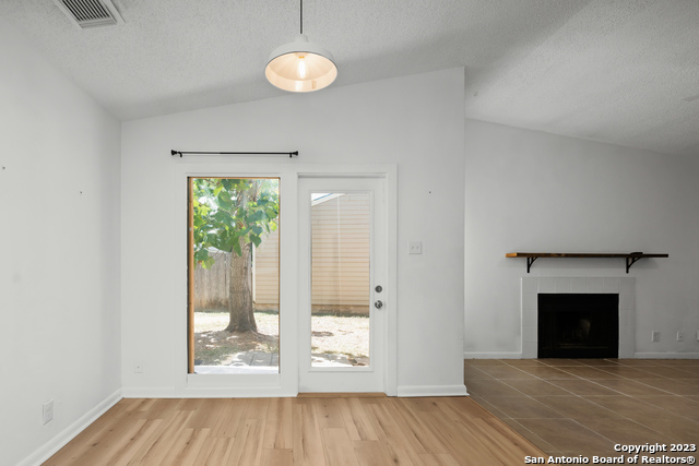 Listing photo id 8 for 6248 Valley Queen