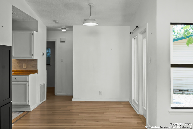 Listing photo id 6 for 6248 Valley Queen