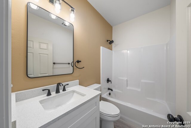 Listing photo id 9 for 712 Gilmer