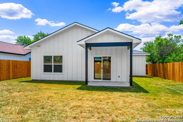 Listing photo id 12 for 712 Gilmer