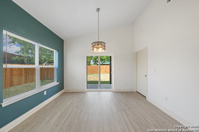 Listing photo id 4 for 712 Gilmer