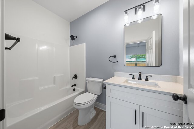 Listing photo id 6 for 712 Gilmer