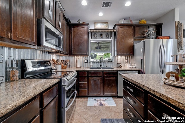Listing photo id 12 for 103 Stone Creek Dr