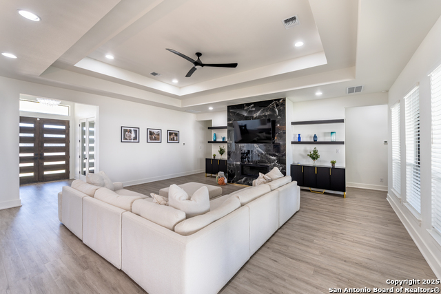 Listing photo id 1 for 222 Colonial