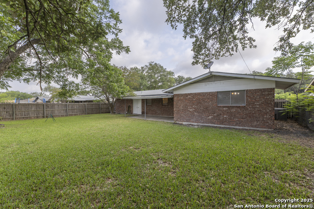 Listing photo id 21 for 4326 Hall Park