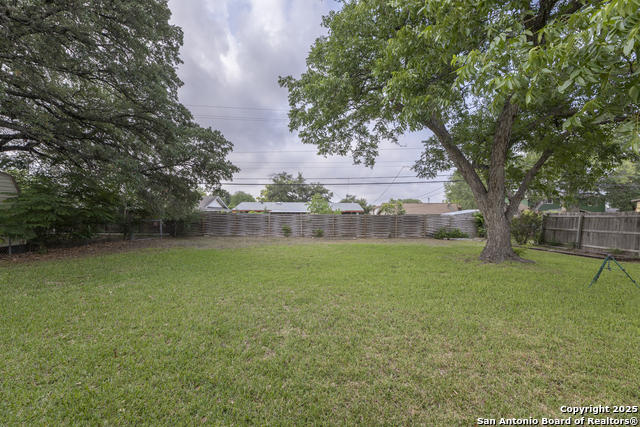 Listing photo id 23 for 4326 Hall Park