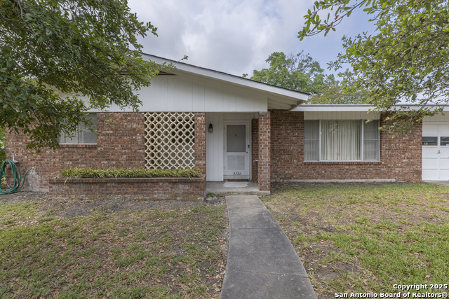 Listing photo id 1 for 4326 Hall Park