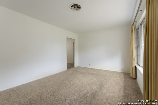 Listing photo id 3 for 4326 Hall Park