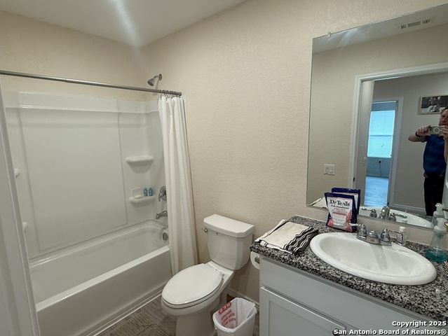 Listing photo id 8 for 4543 Zoe Pass