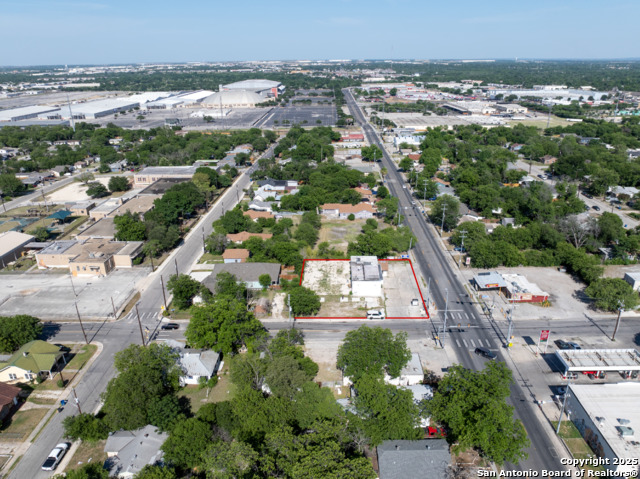 Listing photo id 2 for 2803 Houston E