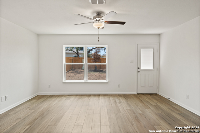 Listing photo id 4 for 15027 Telfaire Meadow