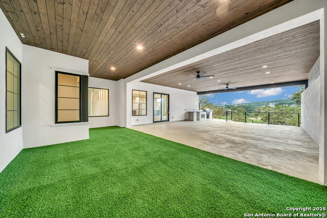 Listing photo id 10 for 9527 Midsomer Place
