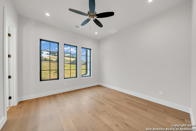 Listing photo id 12 for 9527 Midsomer Place