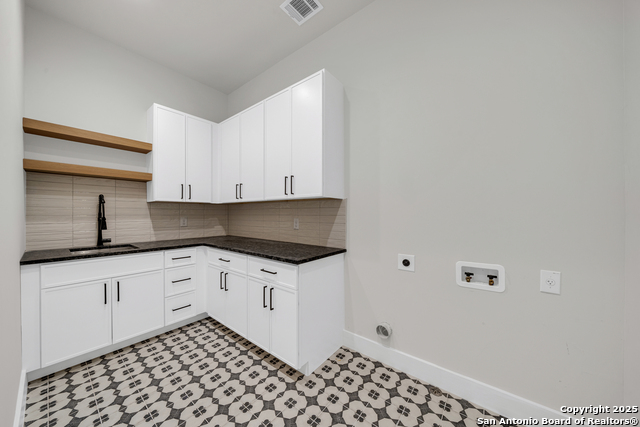 Listing photo id 13 for 9527 Midsomer Place