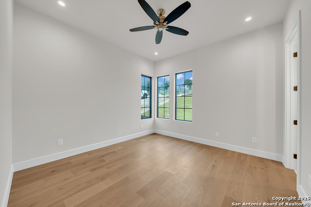 Listing photo id 14 for 9527 Midsomer Place