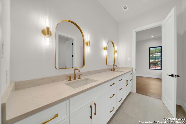 Listing photo id 15 for 9527 Midsomer Place