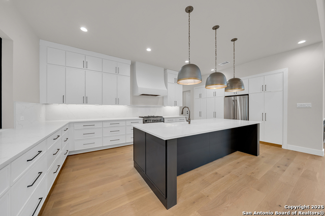 Listing photo id 2 for 9527 Midsomer Place