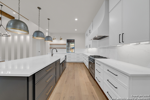 Listing photo id 3 for 9527 Midsomer Place