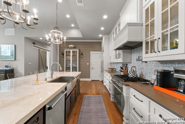 Listing photo id 8 for 228 Cloverleaf