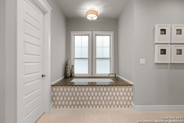 Listing photo id 14 for 228 Cloverleaf