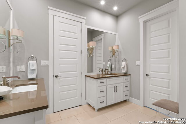 Listing photo id 16 for 228 Cloverleaf