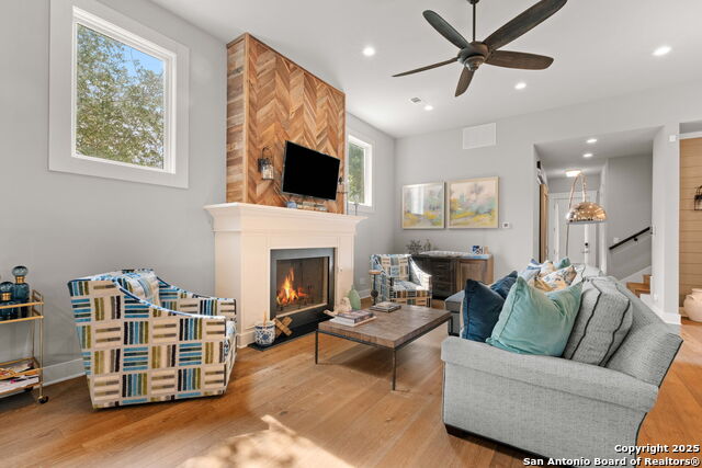 Listing photo id 3 for 228 Cloverleaf