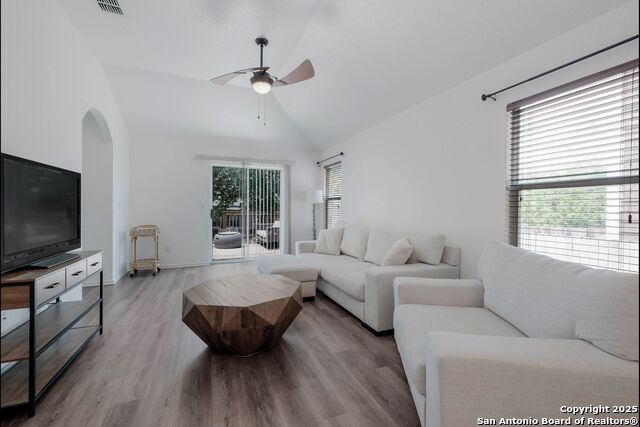 Listing photo id 7 for 5517 Saffron Way