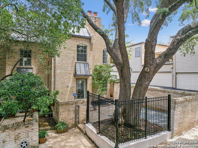Image 2 of 43 For 209 Chichester Pl  1