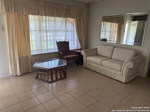 Listing photo id 2 for 254 W Greenway Ave