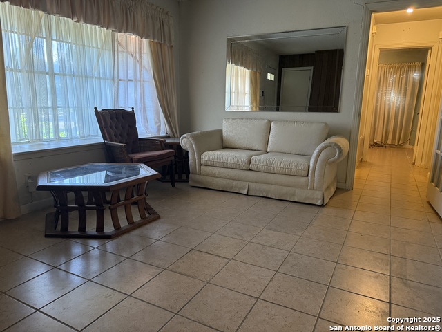 Listing photo id 3 for 254 W Greenway Ave