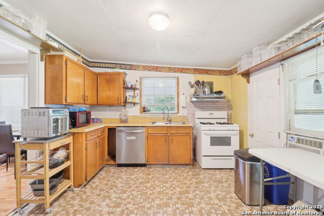Listing photo id 10 for 3311 Cesar E Chavez